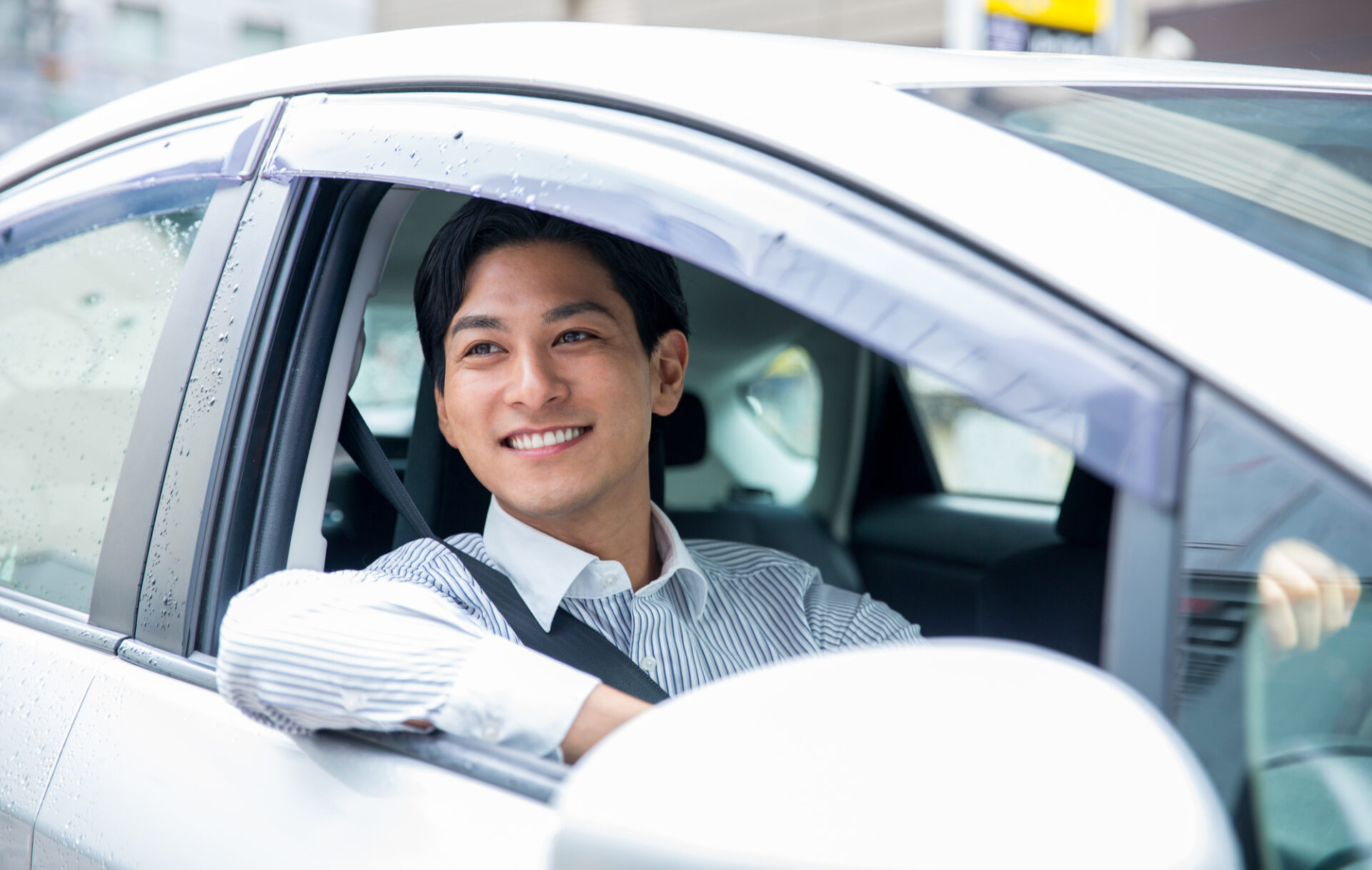 車を運転する人