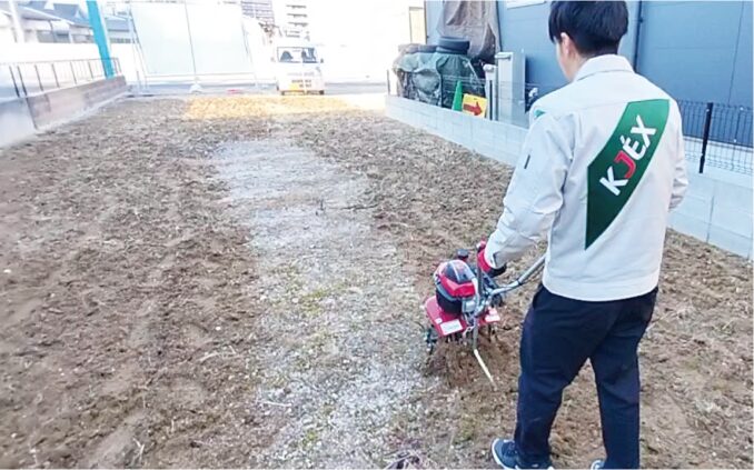 耕運機を使い草を刈る様子