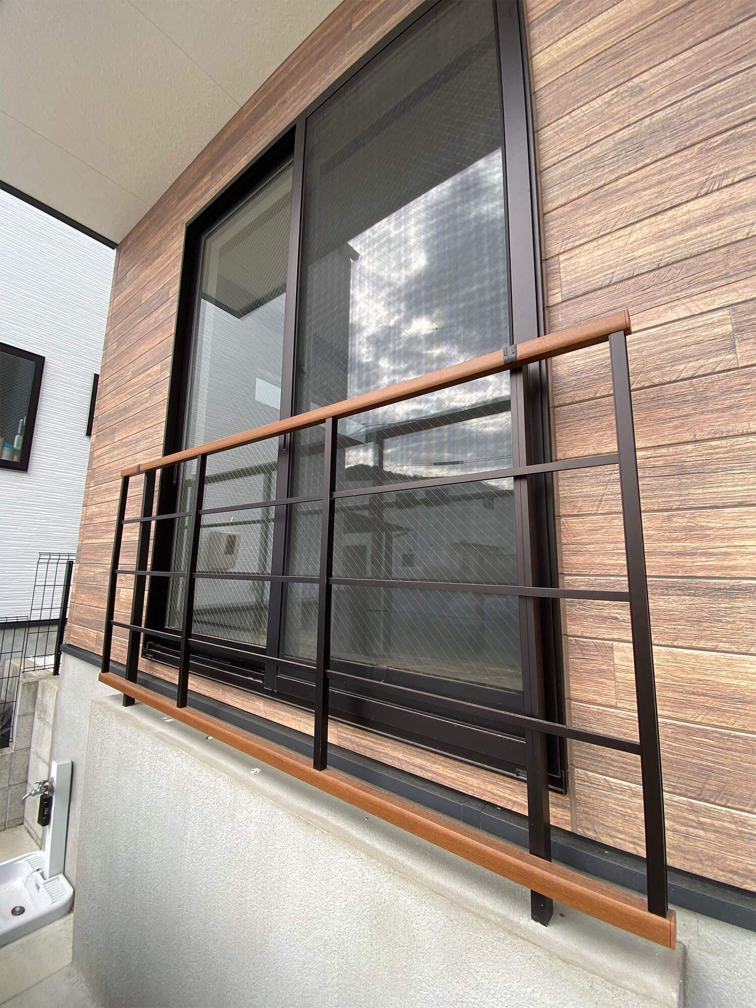 リビング窓の柵