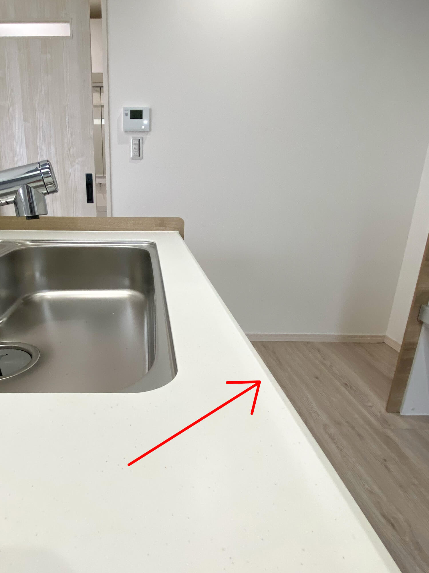 シンクは水が下へ垂れない仕様