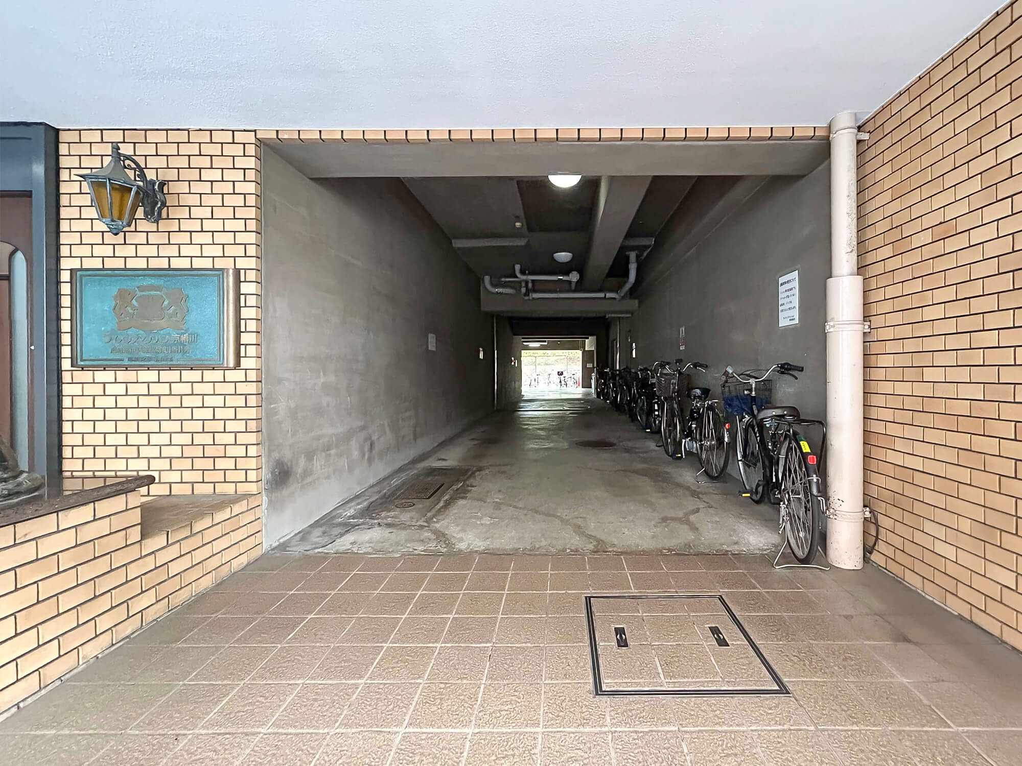 駐車・駐輪場入り口